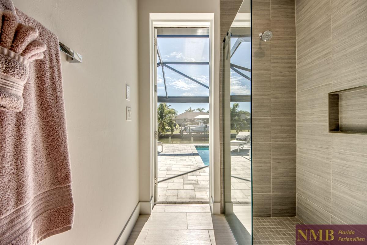 Ferienhaus-Cape-Coral-Sanisbar Breeze_48-Guest-Pool-Bathroom